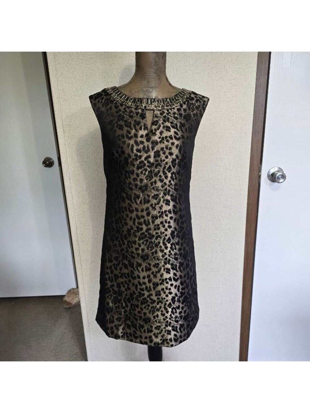 Tahari Size 4 Womens Sleeveless Animal Print Shift Dress With Jewel Neck